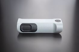 ein gespritztes Griffgehäuse mit Druckknopf